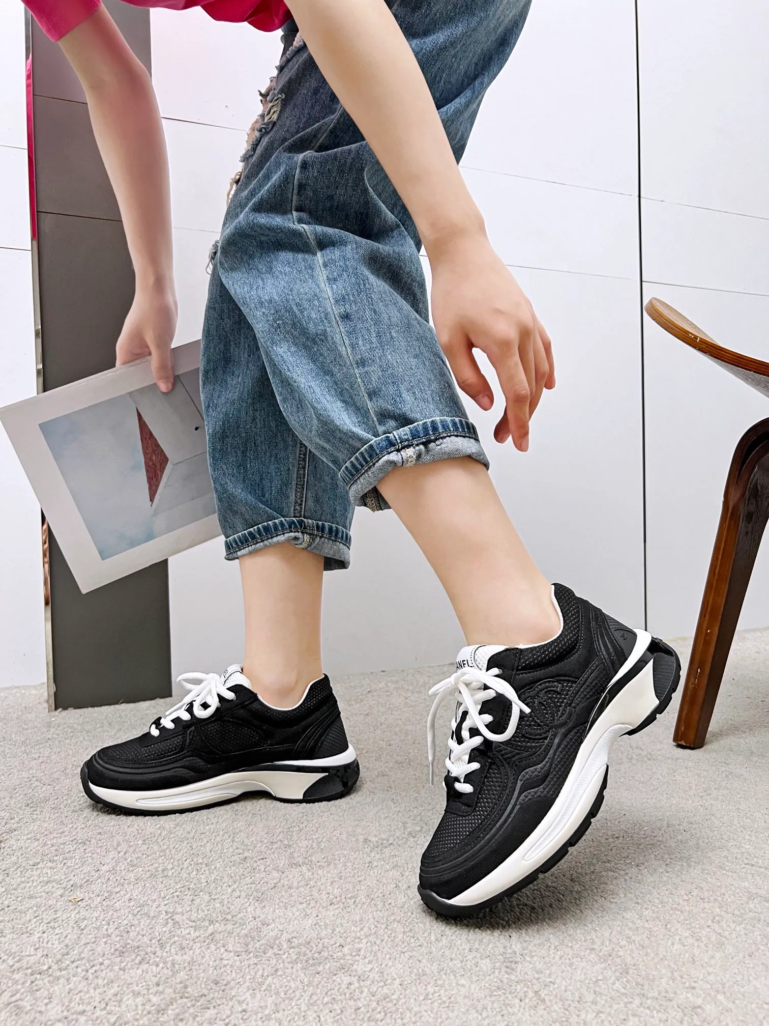 👟👟Ex-factory price 640👟👟 chanel Chanel 2024 early spring vacation series latest casual sports shoes silver white, gold white, silver gray, black and red! Incomparably beautiful and easy to wear, very light, the lining is also super soft, super comfortable, the upper is breathable, the color is high-end and durable, versatile. Upper: cowhide and cloth stitching. Inner: breathable mesh. Original foam combination outsole. Size: 35-40.